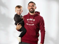 Hoodie med Egen Tekst i Collegestil
