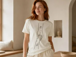 Premium T-shirt med egen tekst - Pote i hånd