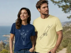 Premium T-shirt med egen tekst - Hånd i hånd
