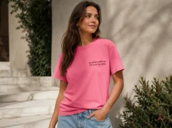 Premium T-shirt med personligt broderet tekst