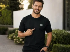 Premium T-shirt med personligt broderet tekst