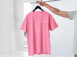 Premium T-shirt med personligt broderet tekst