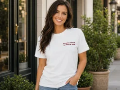 Premium T-shirt med personligt broderet tekst