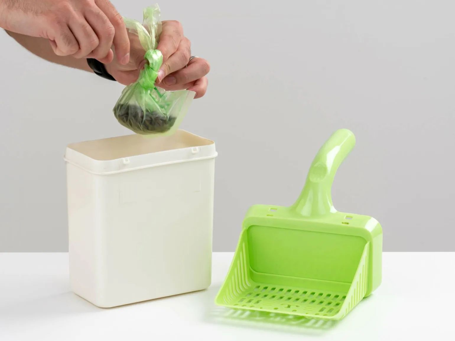 Scoop Up! Kattegrusskovl med Beholder